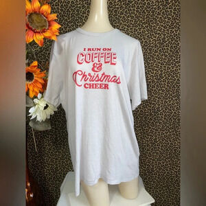 🦋B2G1🦋UNIQUE VINTAGE “I Run On Coffee & Christmas Cheer” T-Shirt | MEDIUM |